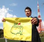 出場権を獲得したマスターズの旗を手に帰国会見を行った東北福祉大学・松山