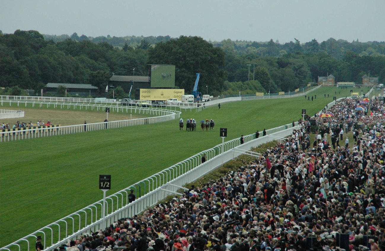 アスコット競馬場の直線。直線コースと周回コースの合流地点からしばらくして、残り2ハロン（400メートル）の棒が立っている