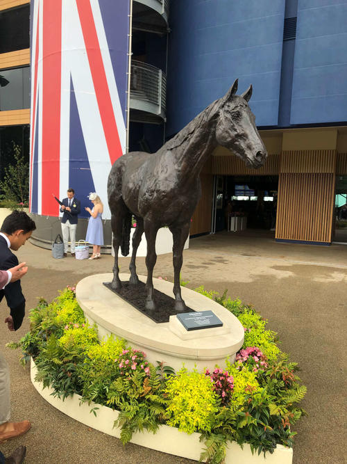 アスコット競馬場の場内にあるフラケンル像