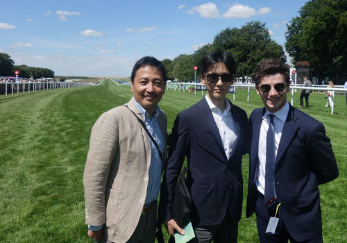 マーフィー騎手（右）が今回も坂井騎手（真ん中）にコースガイドをしてくれます