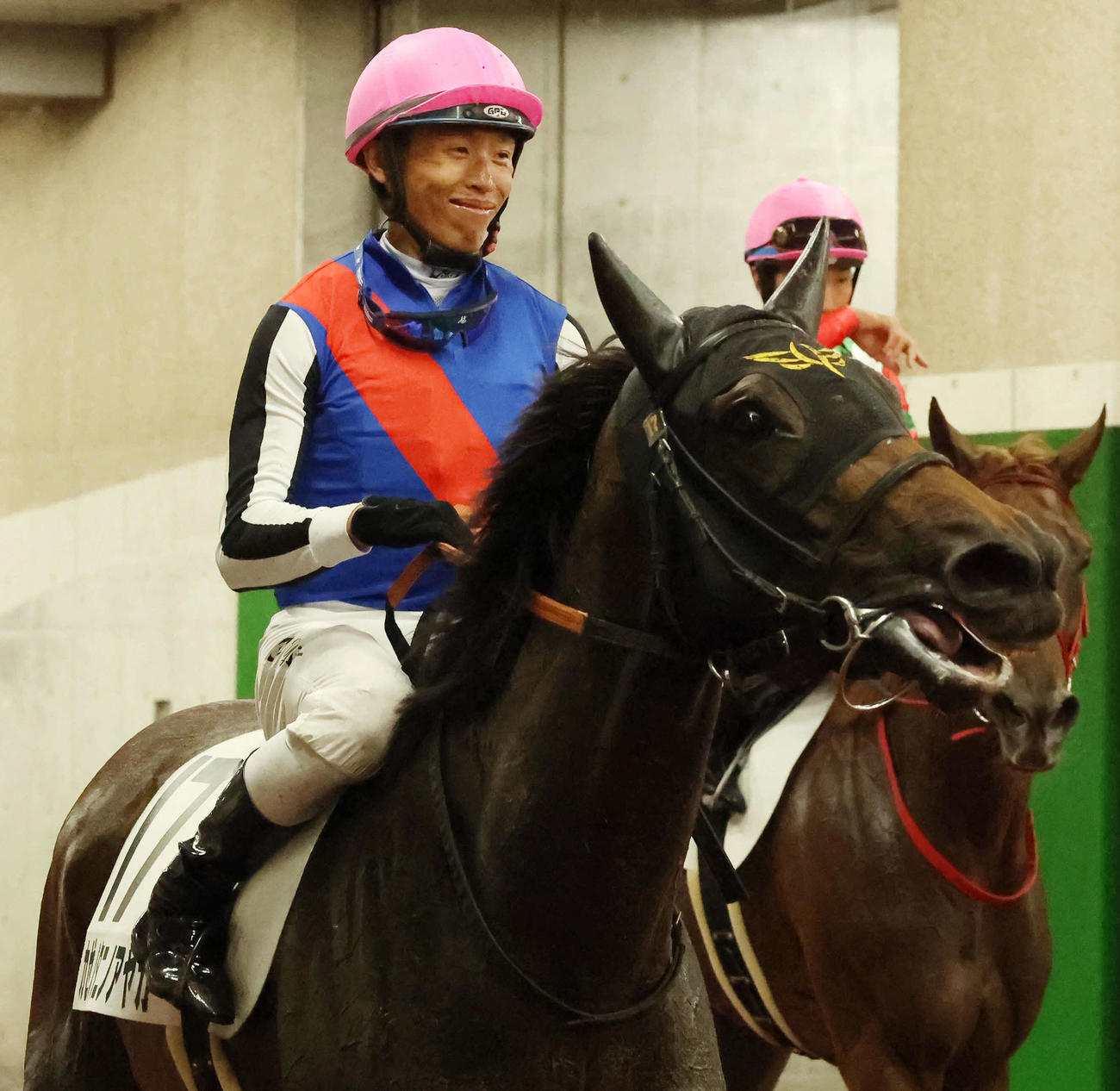 新潟12R、カゼノタニノアヤカで来日初勝利を挙げ、引き揚げるホー騎手（撮影・丹羽敏通）