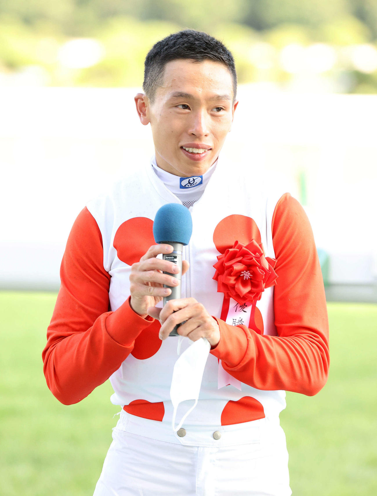 レパードSを制し勝利インタビューに応じるホー騎手（8月7日撮影）