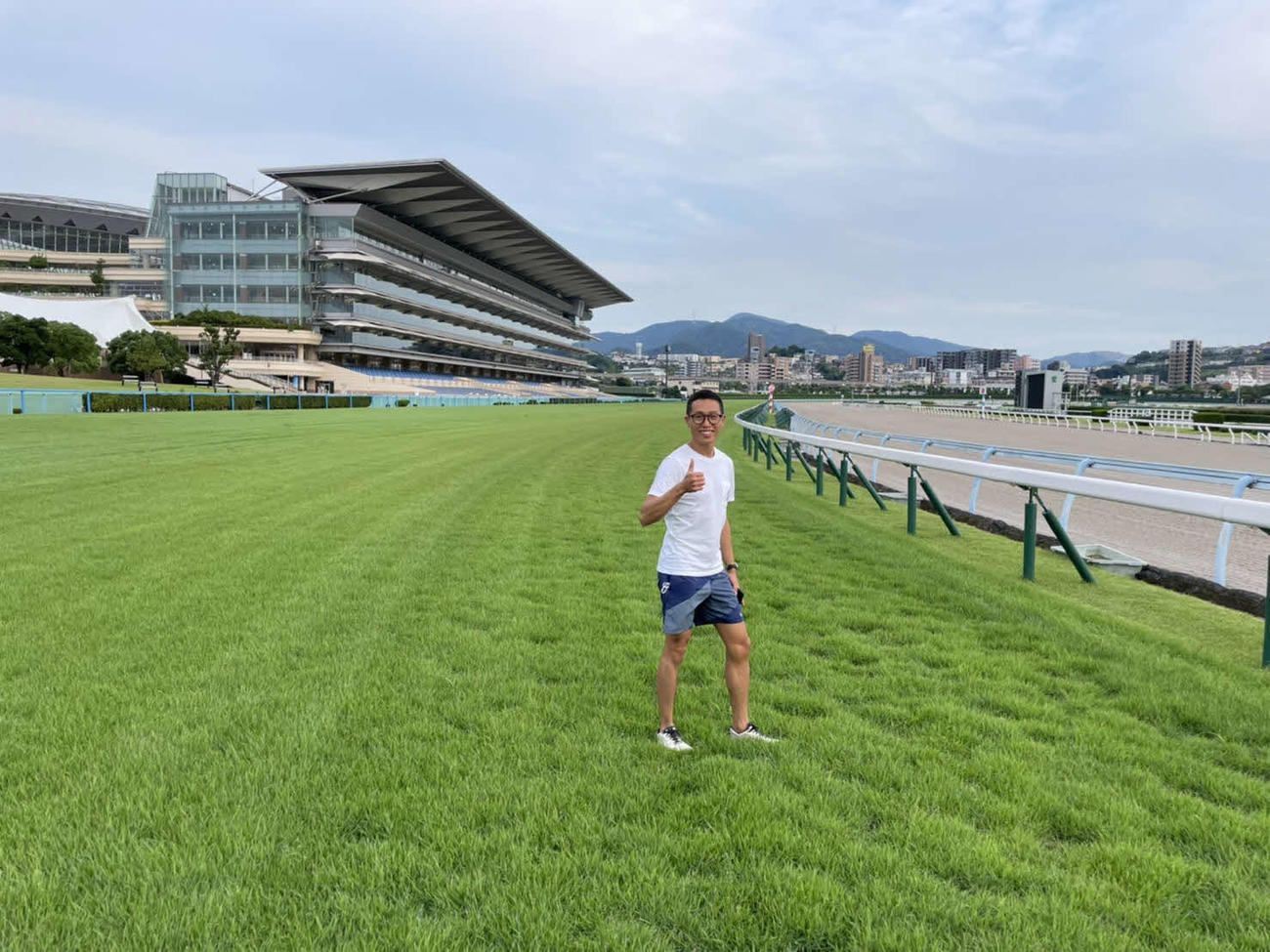 小倉競馬場の芝コースを歩いて下見したホー騎手