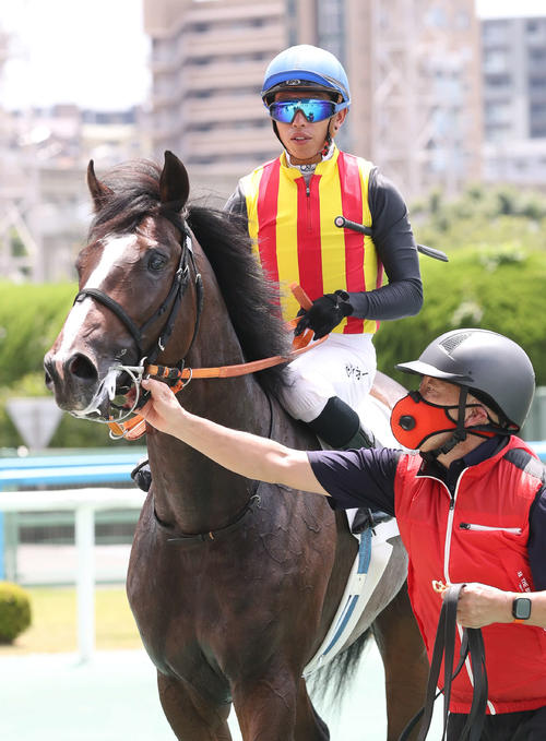 小倉5R 2歳新馬　1着のバルサムノートとC・ホー騎手（8月14日、撮影・屋方直哉）