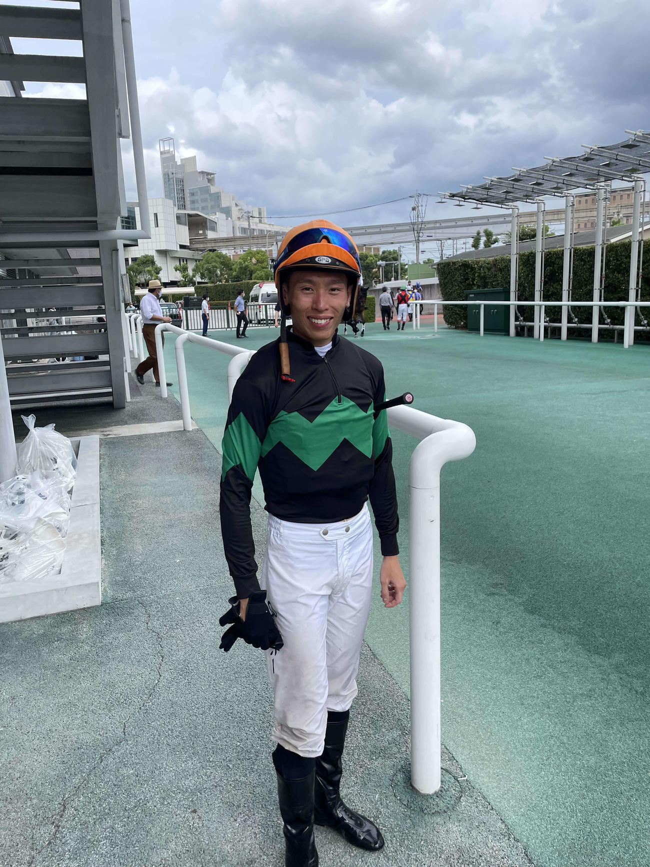 20日の小倉9R（ネクサスハート）でDMMの勝負服を香港以来、着ることができました