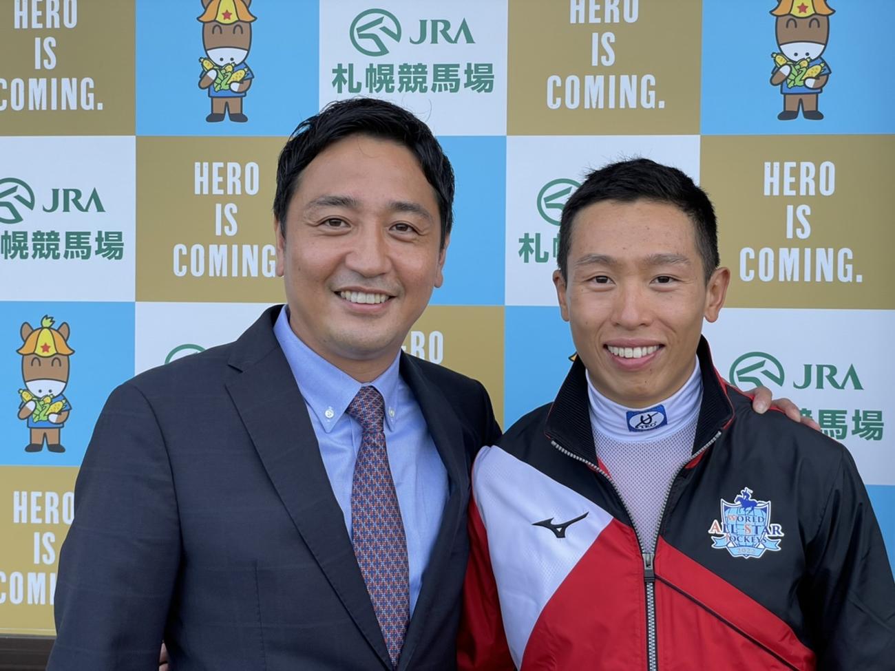 ホー騎手（右）と記念撮影する安藤裕氏