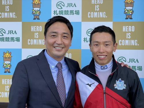 ホー騎手（右）と記念撮影する安藤裕氏