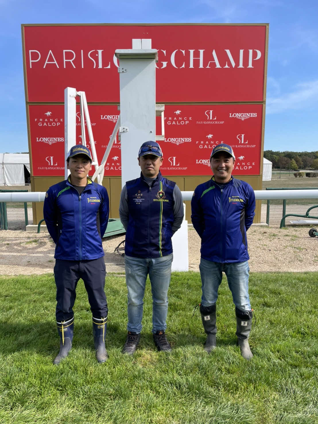 パリロンシャン競馬場を視察した時に栗田師（真ん中）、塚田助手（左）と一緒にパチリ　