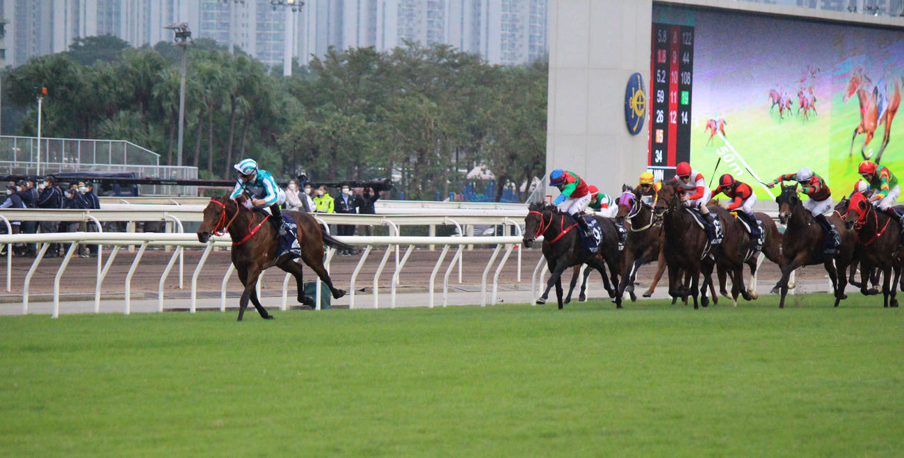 香港カップの直線、ロマンチックウォリアーが抜け出す（撮影・木南友輔）