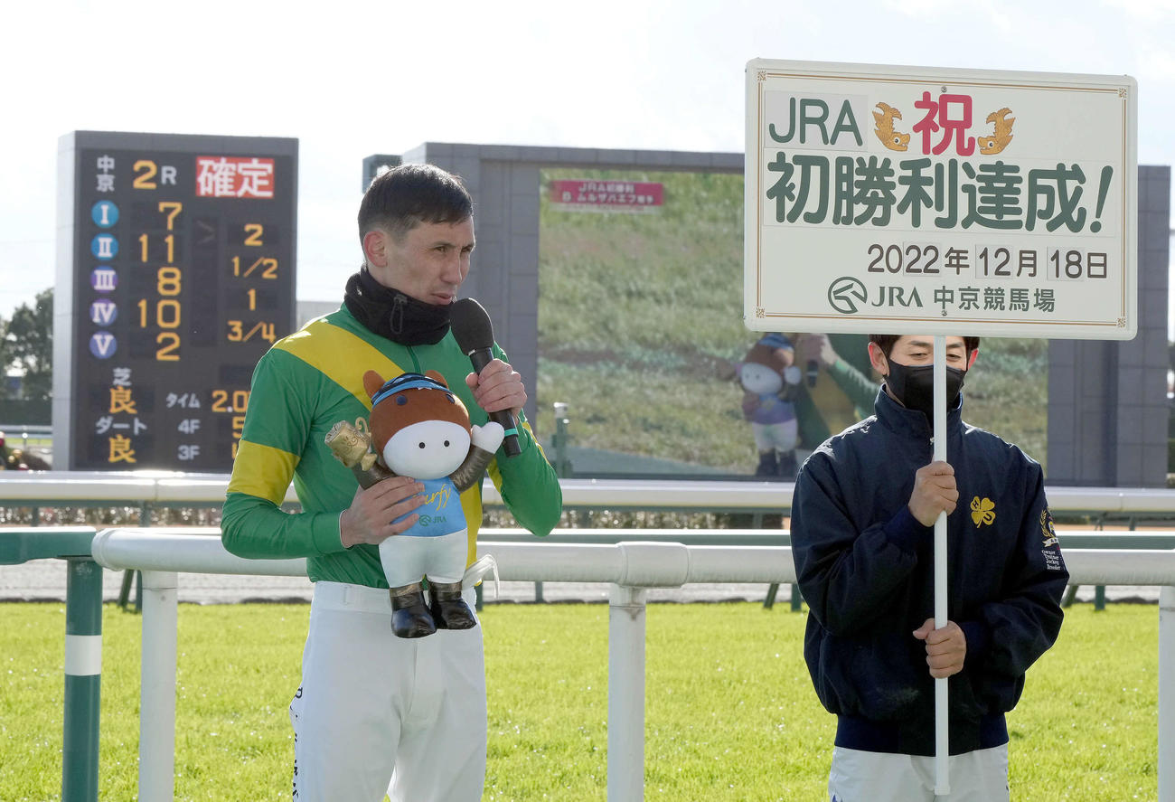 中京2R、ルーパステソーロで勝利しJRA初勝利を挙げたムルザバエフ騎手（左）（撮影・森本幸一）