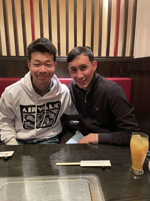 ムルザバエフ騎手（右）とジャパンCでテュネスに帯同した、ドイツで騎手をしている寺地騎手