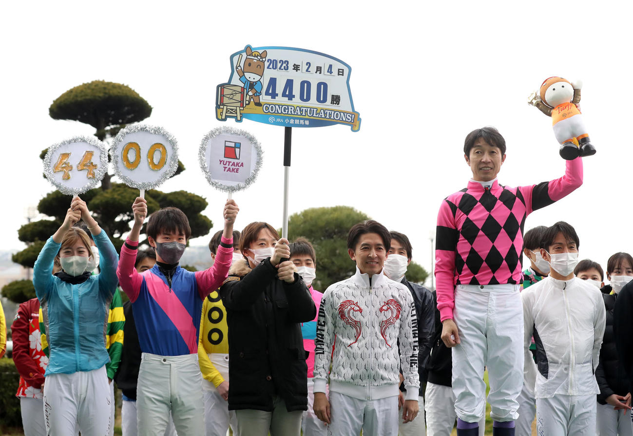 小倉1RでJRA通算4400勝を達成した武豊騎手と、福永祐一騎手（左隣）ら（撮影・屋方直哉）