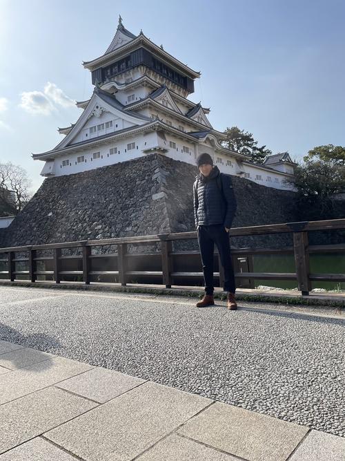 ムーちゃんは小倉城をバックに記念撮影