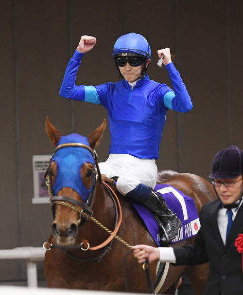 フェブラリーSを制したレモンポップの坂井騎手はガッポーズする（撮影・柴田隆二）