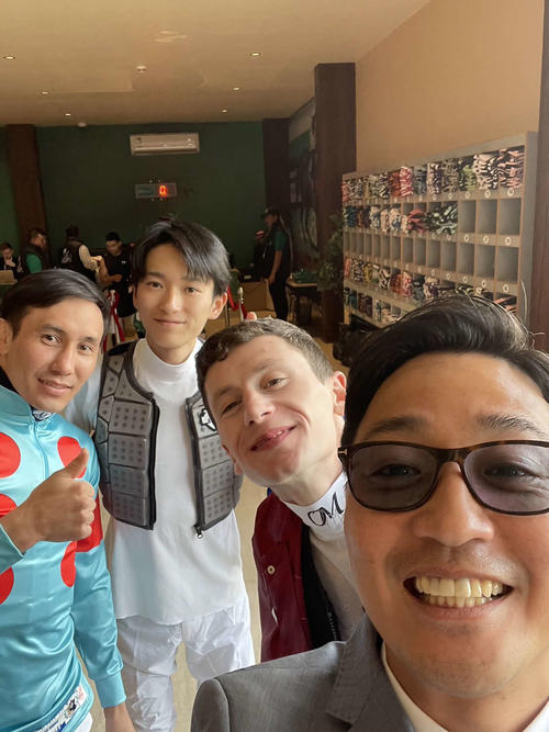 チーム安藤！久しぶりの再会（左からムルザバエフ騎手、坂井騎手、マーフィー騎手）