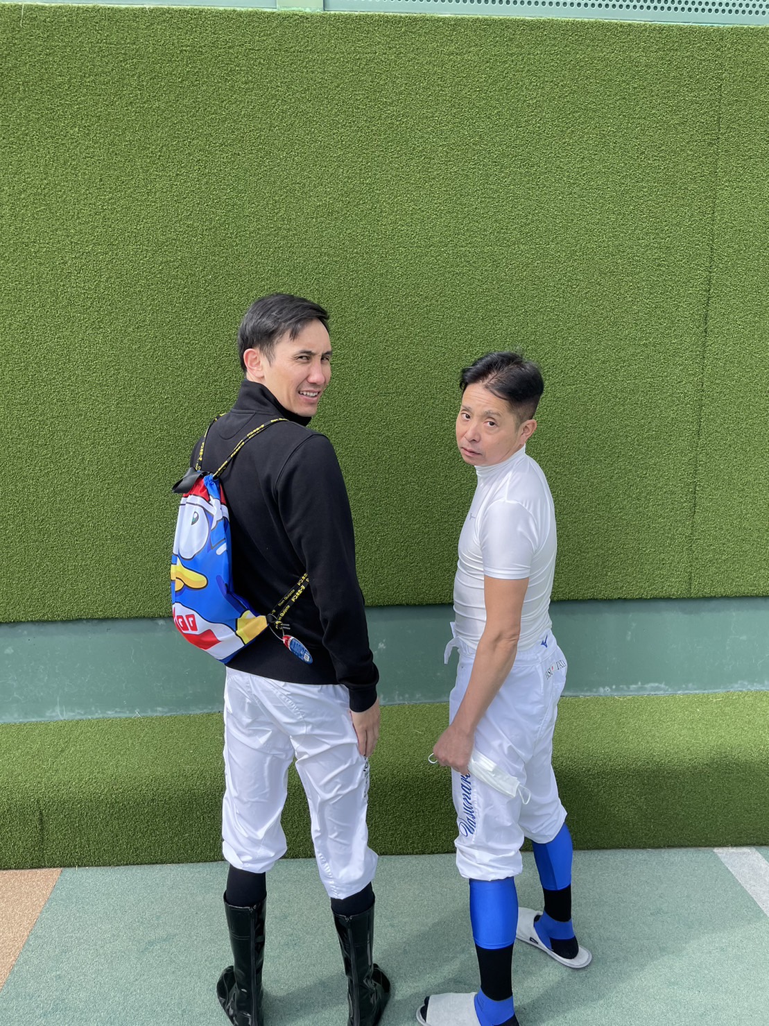 岩田康誠騎手（右）と記念撮影するムルザバエフ騎手
