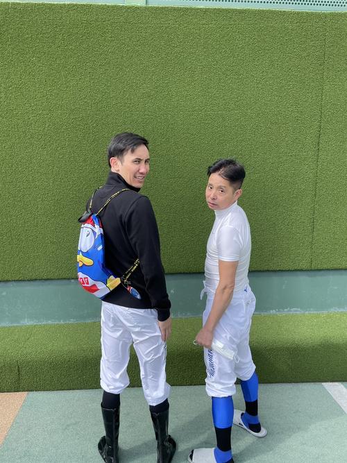 岩田康誠騎手（右）と記念撮影するムルザバエフ騎手