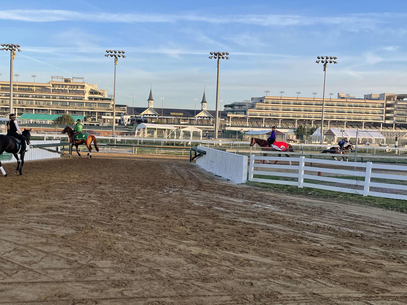 チャーチルダウンズ競馬場で調整するデルマソトガケとコンティノアール