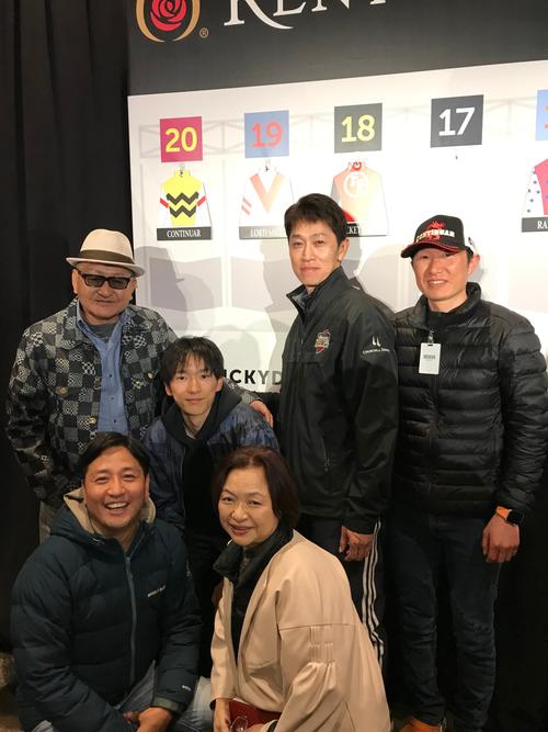 コンティノーアルの関係者と記念撮影。前列左が安藤裕氏