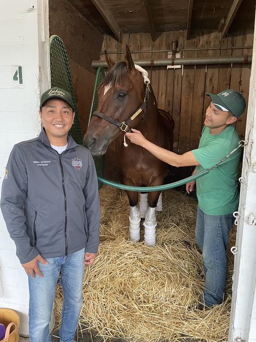 子どもとの秘話が有名で、G1・3連勝など世界的に有名な馬コーディズウィッシュと記念撮影