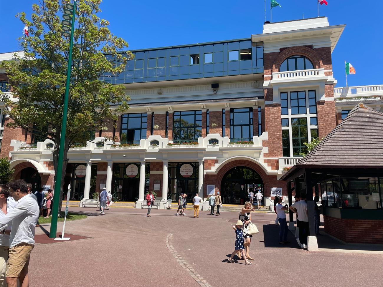 ドーヴィル競馬場内にある建物