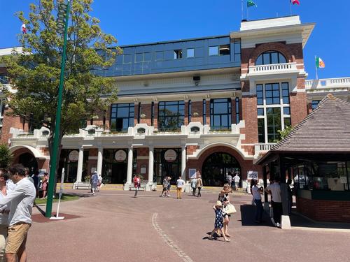 ドーヴィル競馬場内にある建物