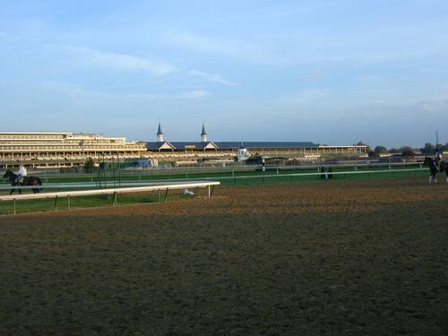 ケンタッキーダービーが開催されるチャーチルダウンズ競馬場