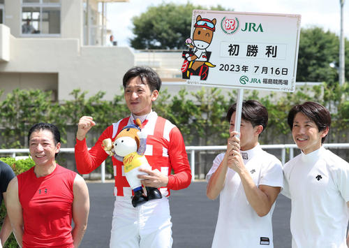 福島1R、オーキッドロマンスで2歳未勝利戦を制してJRA初勝利を挙げた吉村騎手（2023年7月16日撮影）