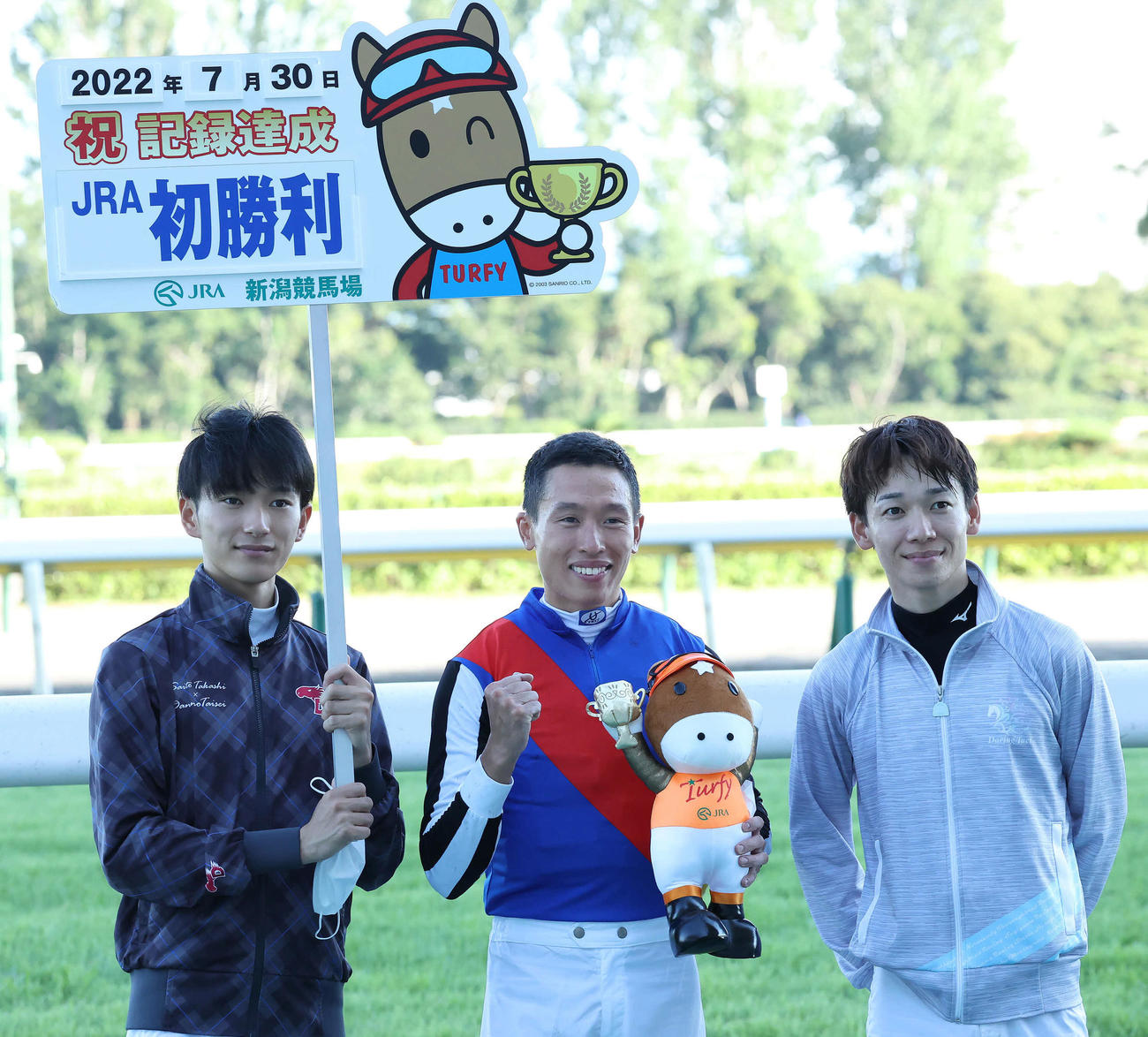 22年7月、JRA初勝利を挙げたホー騎手（中央）（22年7月30日撮影）