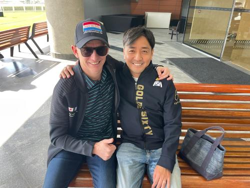 今年ドバイでミナリク元騎手（左）と記念撮影する安藤裕氏