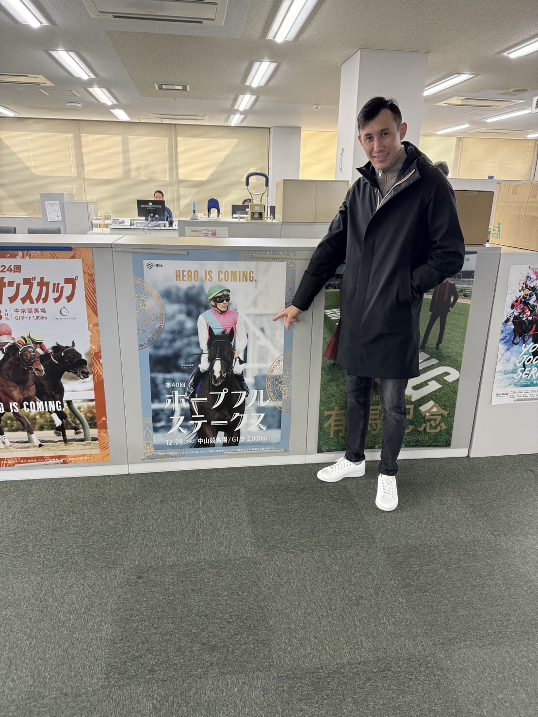 ムルザバエフ騎手は自分がポスターになっていたことを喜んでいました
