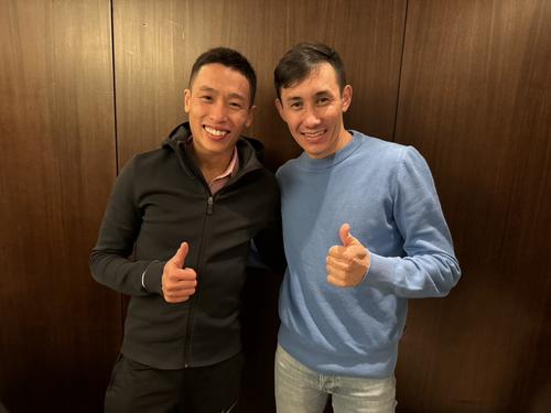 ムルザバエフ騎手（右）とホー騎手