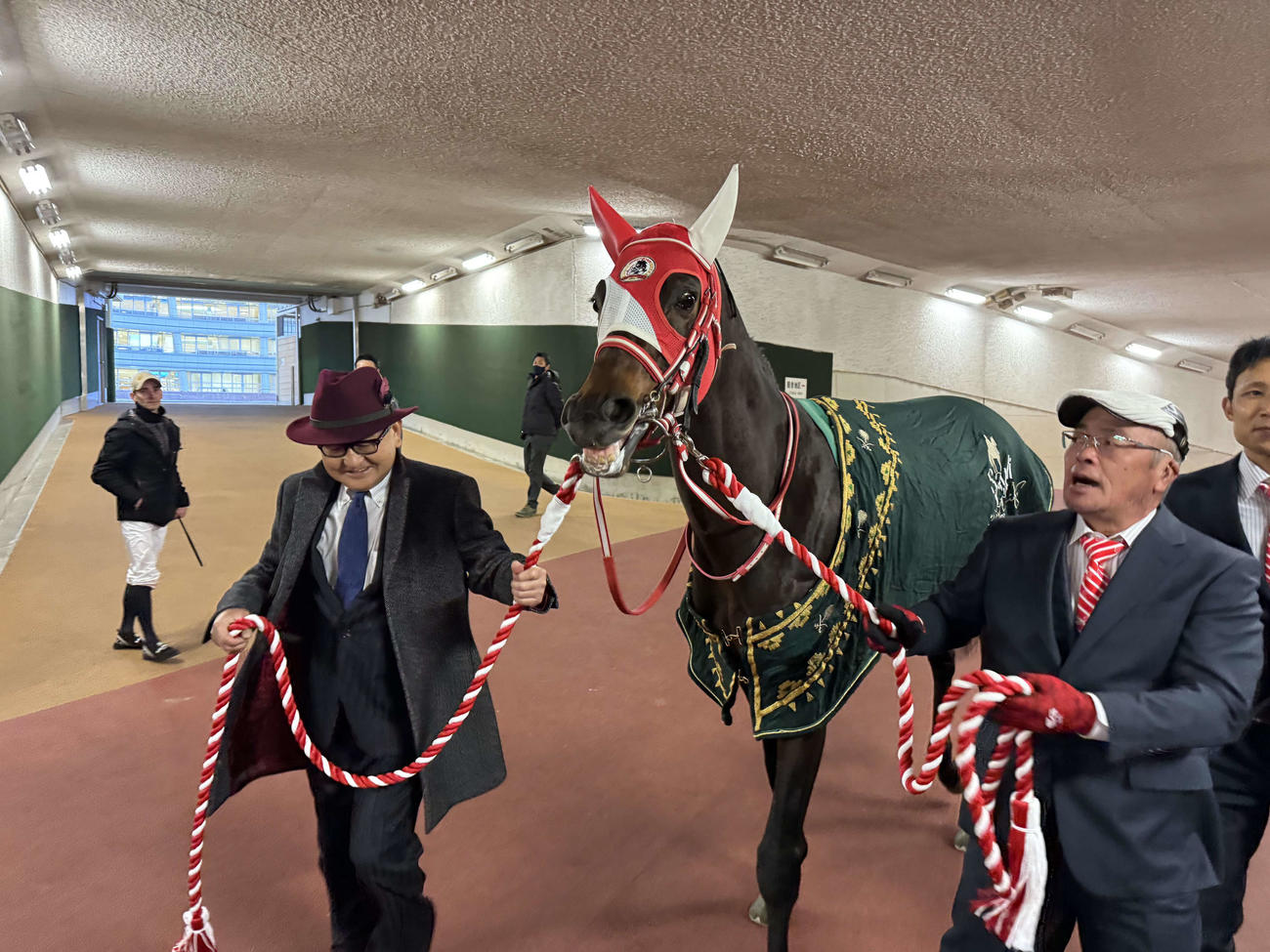 引退式に向かうパンサラッサと矢作師、池田元厩務員（撮影・安藤裕）