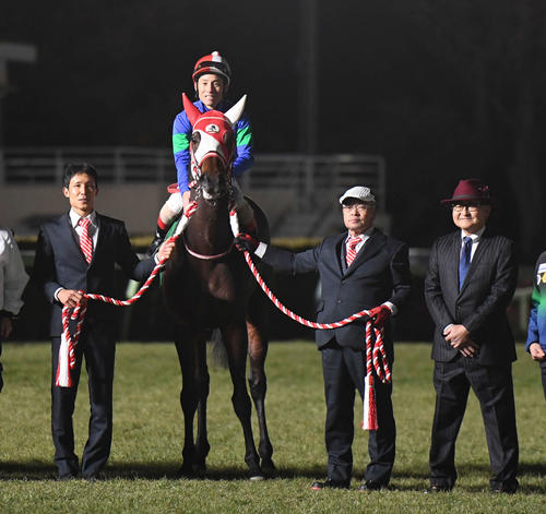 引退式で吉田豊騎手を背にしたパンサラッサ（撮影・柴田隆二）