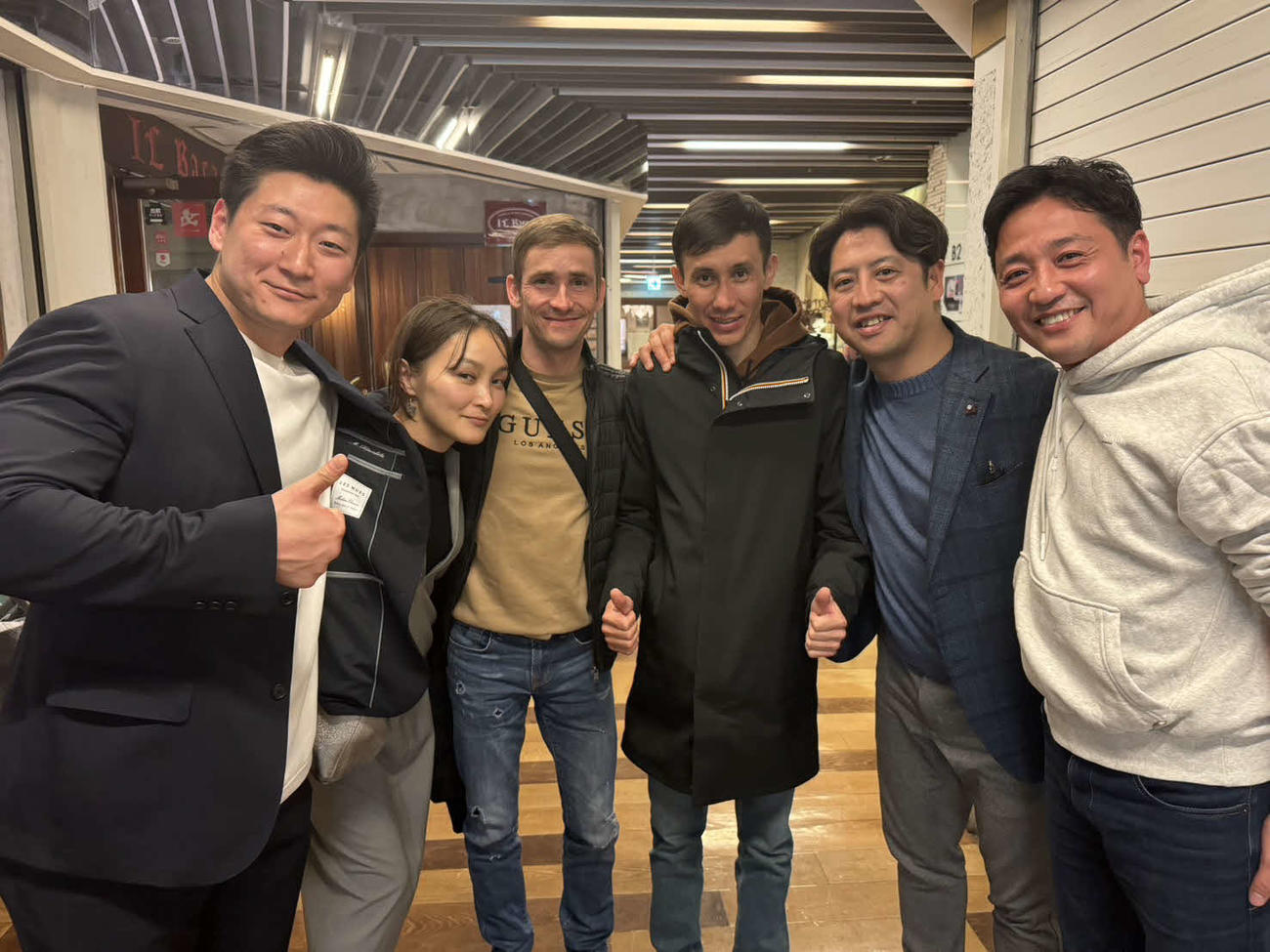 先週で日本での騎乗を終えたピーヒュレク騎手（左から3人目）。栗田師（右から2人目）には大変お世話になりました