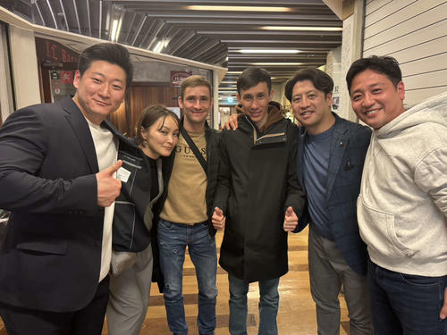先週で日本での騎乗を終えたピーヒュレク騎手（左から3人目）。栗田師（右から2人目）には大変お世話になりました