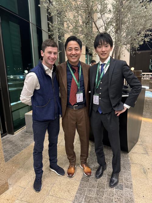 坂井瑠星騎手(右)、オイシン・マーフィー騎手(左)と記念撮影に納まる安藤裕氏