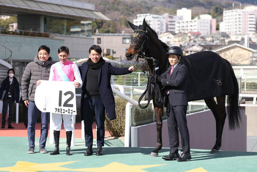 お世話になった安田隆厩舎の馬で初勝利を挙げて、本当にうれしい口取りになりました