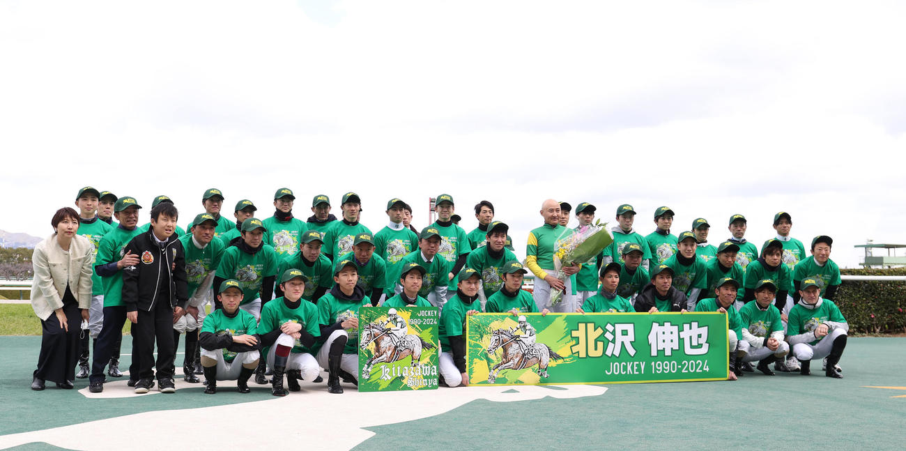 引退式で騎手仲間らと記念写真に納まる北沢騎手（中央）（撮影・白石智彦）