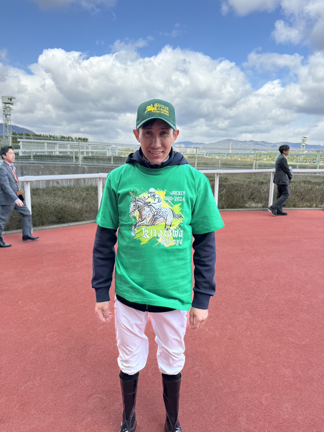 北沢伸也騎手の引退式に参加し、緑色のオリジナルTシャツを着たムルザバエフ騎手