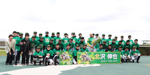 引退式で騎手仲間らと記念写真に納まる北沢騎手(中央)(撮影・白石智彦)