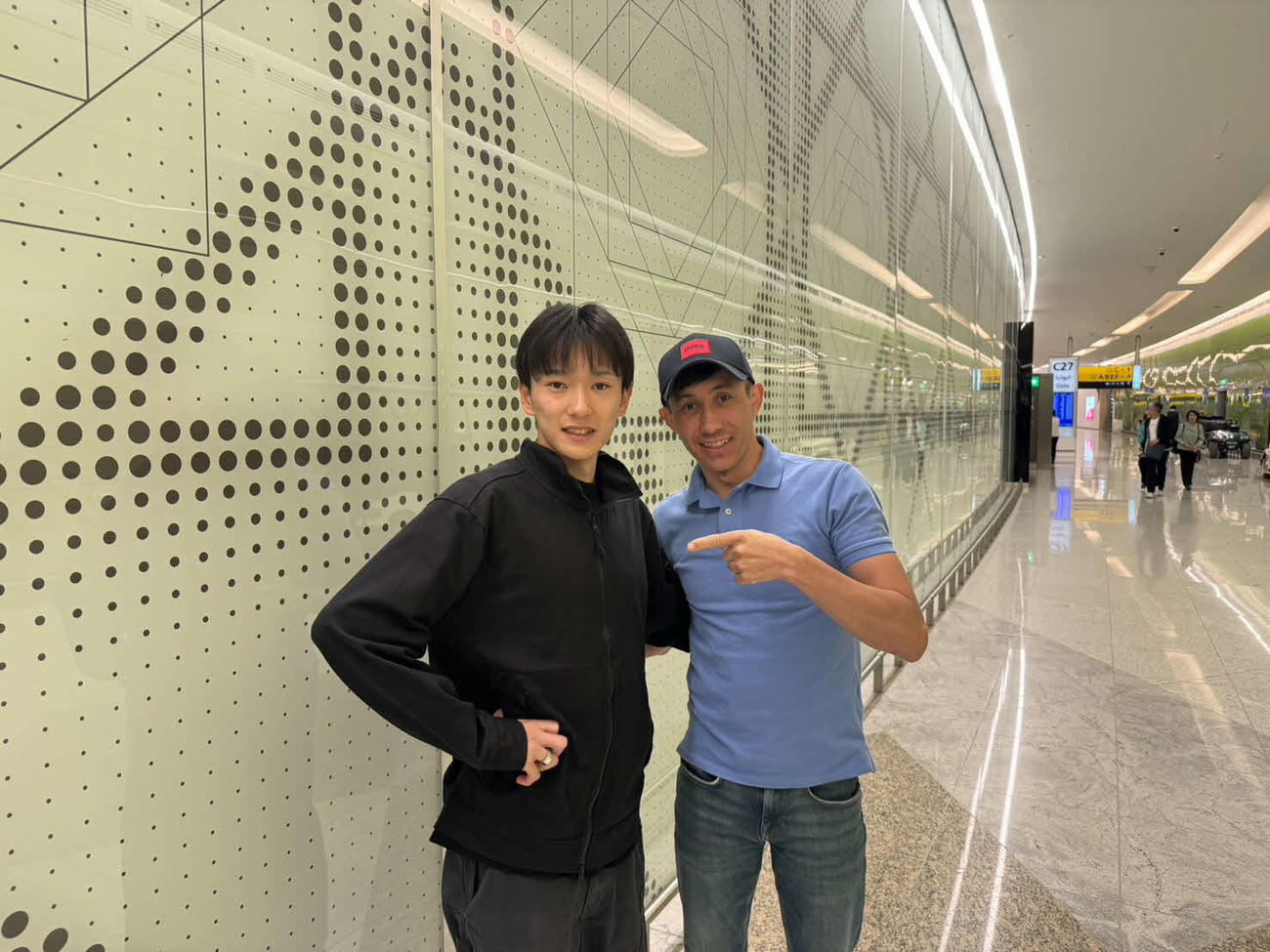 フォーエバーヤングでUAEダービーを制した坂井瑠星騎手とムーちゃん