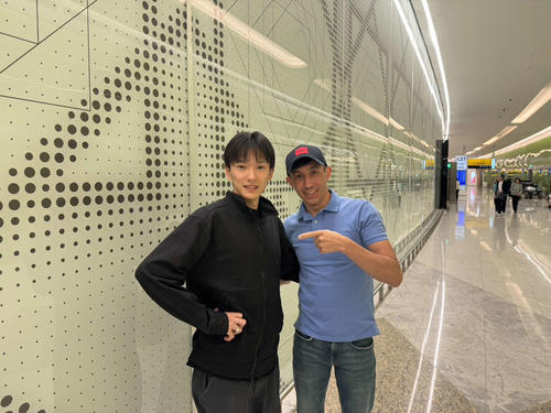 フォーエバーヤングでUAEダービーを制した坂井瑠星騎手とムーちゃん