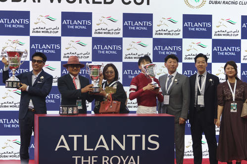 UAEダービーを勝利したフォーエバーヤング陣営は表彰台に立った。左端は藤田オーナー＝（撮影・桑原幹久）