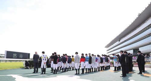 亡くなった藤岡康太騎手に黙とうをささげる騎手と関係者