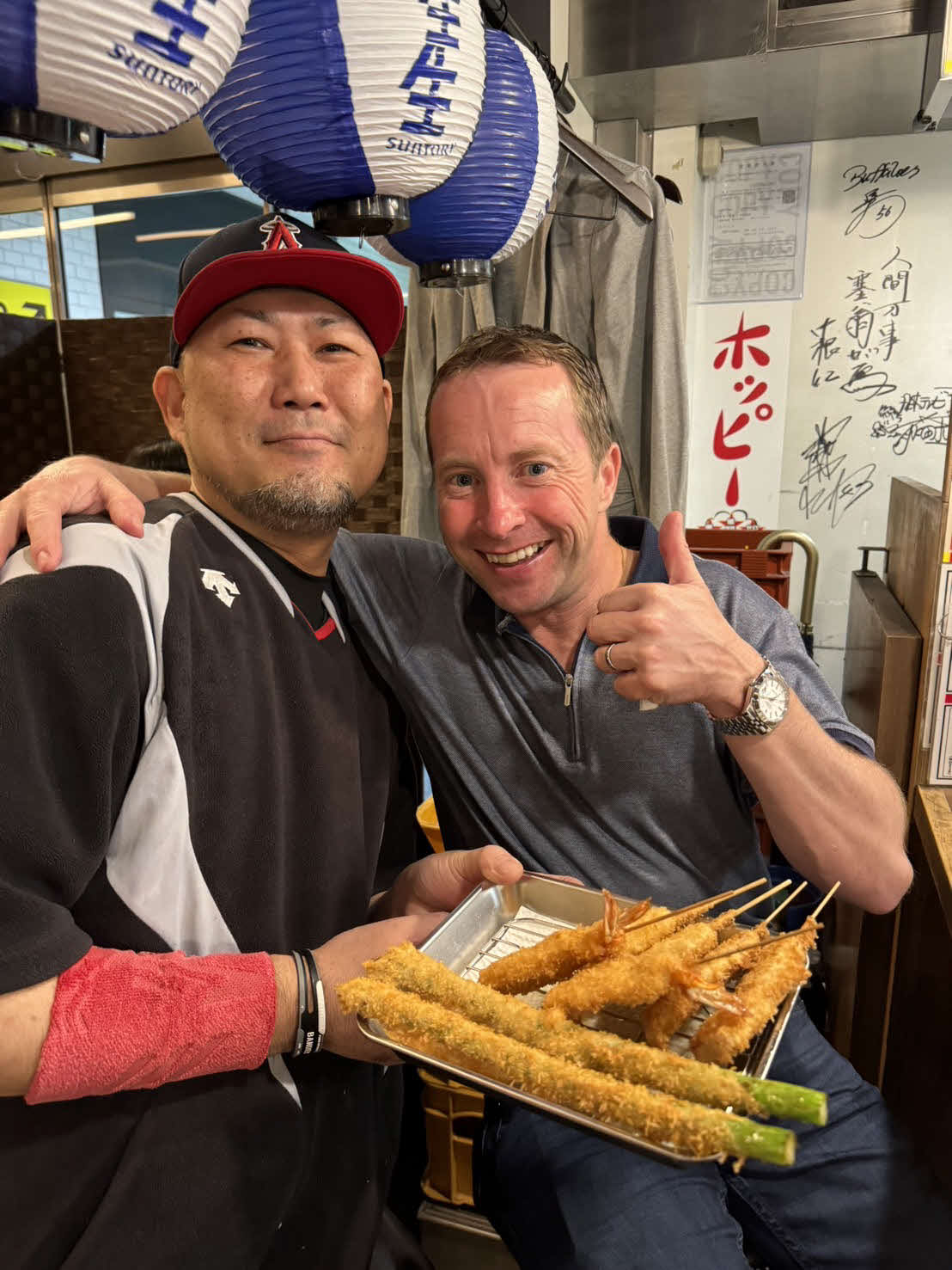 日本の串揚げ屋さんを楽しむオシェア騎手