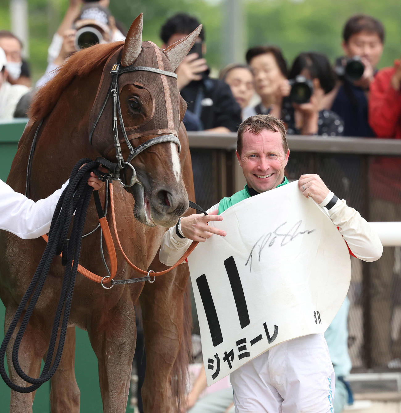 27日東京8RのジャミーレでJRA初勝利を挙げたオシェア騎手（撮影・丹羽敏通）