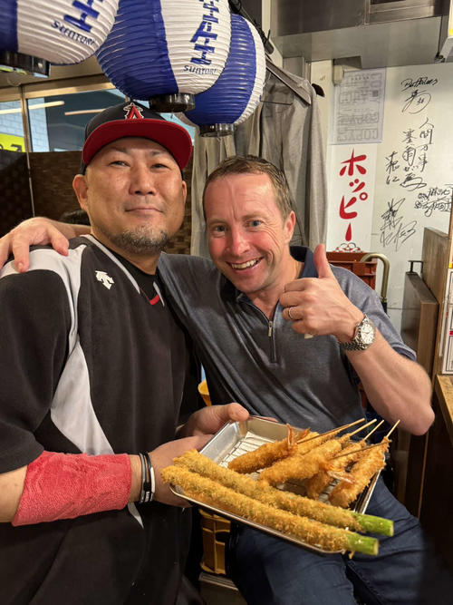 日本の串揚げ屋さんを楽しむオシェア騎手