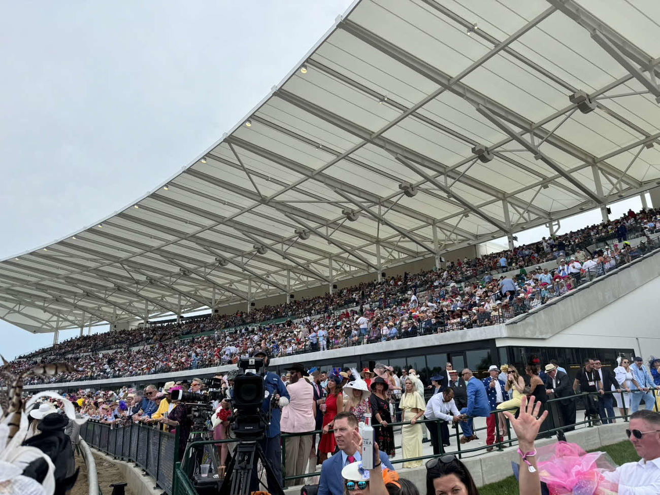 ケンタッキーダービー当日、チャーチルダウンズ競馬場のスタンド