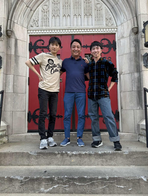ケンタッキーダービーに挑んだ若き日本人騎手たち、坂井瑠星騎手(左)と木村和士騎手(右)